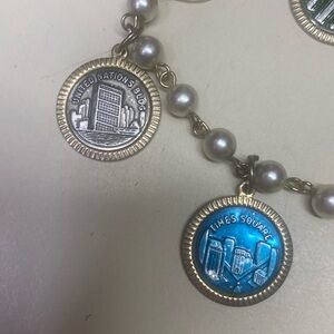 Vintage New York Landmark Tokens Heart 5 Charm Faux Pearl Bracelet Rare Find